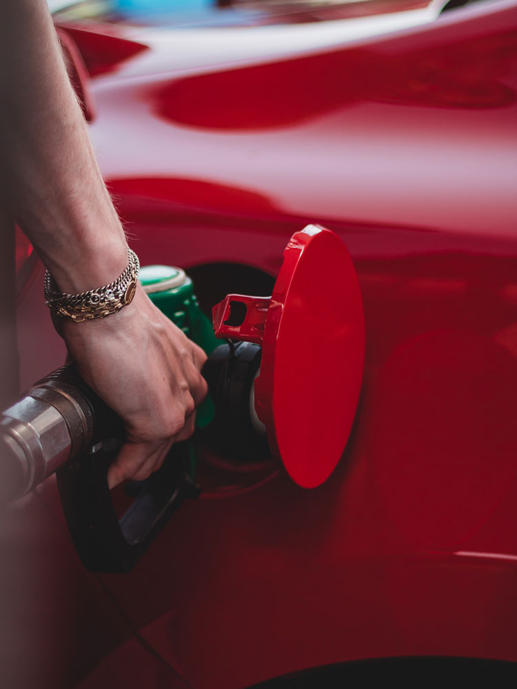 Rotes Auto tanken